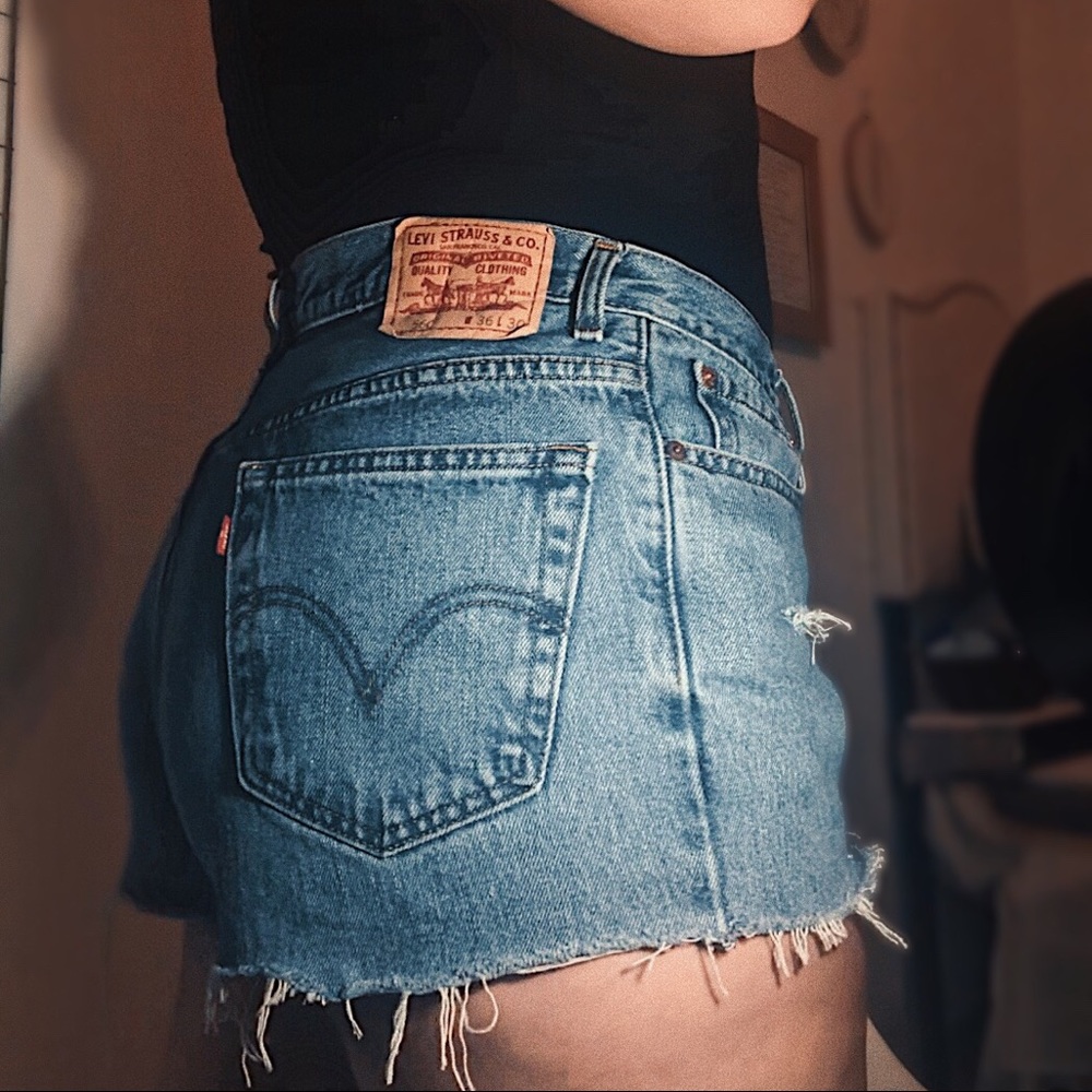 High waisted| Levi Shorts | Distressed | 560 - Picture 2 of 6